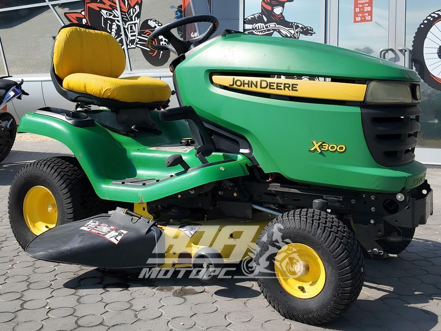 Газонокосарка John Deere X 300