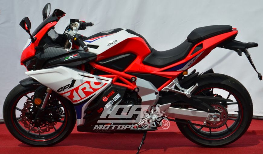 Мотоцикл TARO GP 1400, Червоно-білий