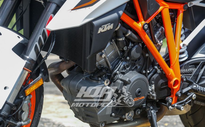 Мотоцикл KTM 1290 SUPER DUKE R, Чорно-жовтогарячий