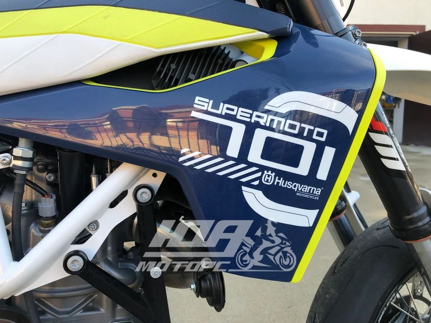 Мотоцикл HUSQVARNA 701 SUPERMOTO (2020 г.), Білий із синьо-жовтим