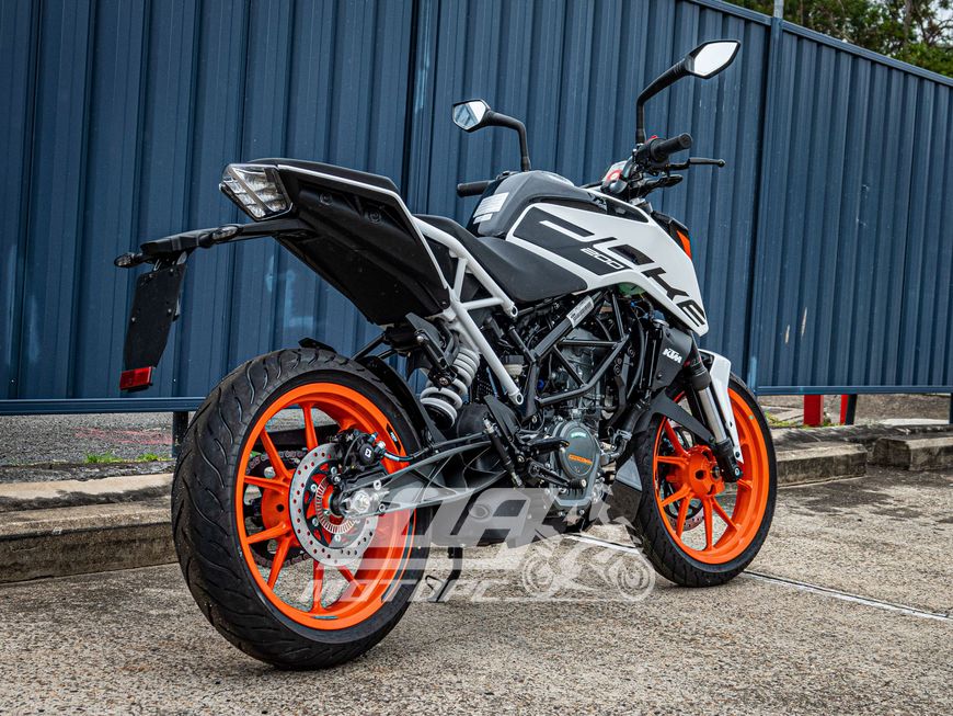 Мотоцикл KTM DUKE 200, Черный с бело-оранжевый