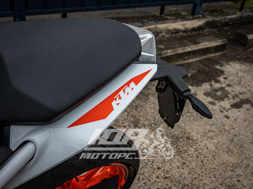 Мотоцикл KTM DUKE 200, Чорний з біло-жовтогарячий